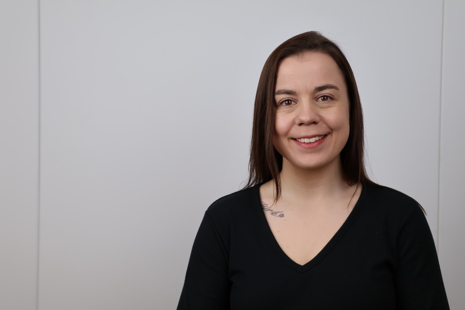 Solfrid fra Straale ser opp med et smil